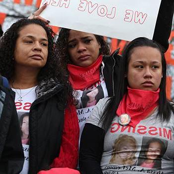 妇女们在洛杉矶为失踪和被谋杀的土著妇女游行示威